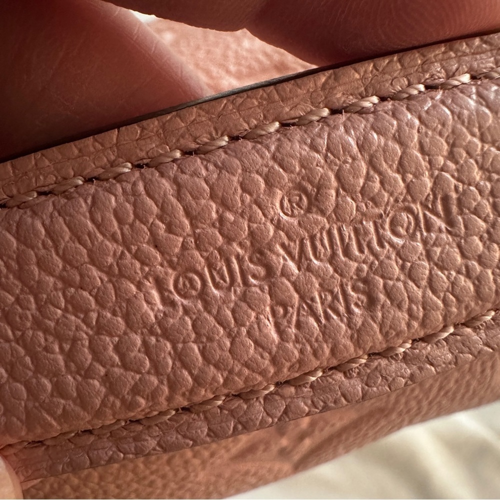 LOUIS VUITTON
Empreinte Pochette Metis Rose Poudre - Picture 9 of 16